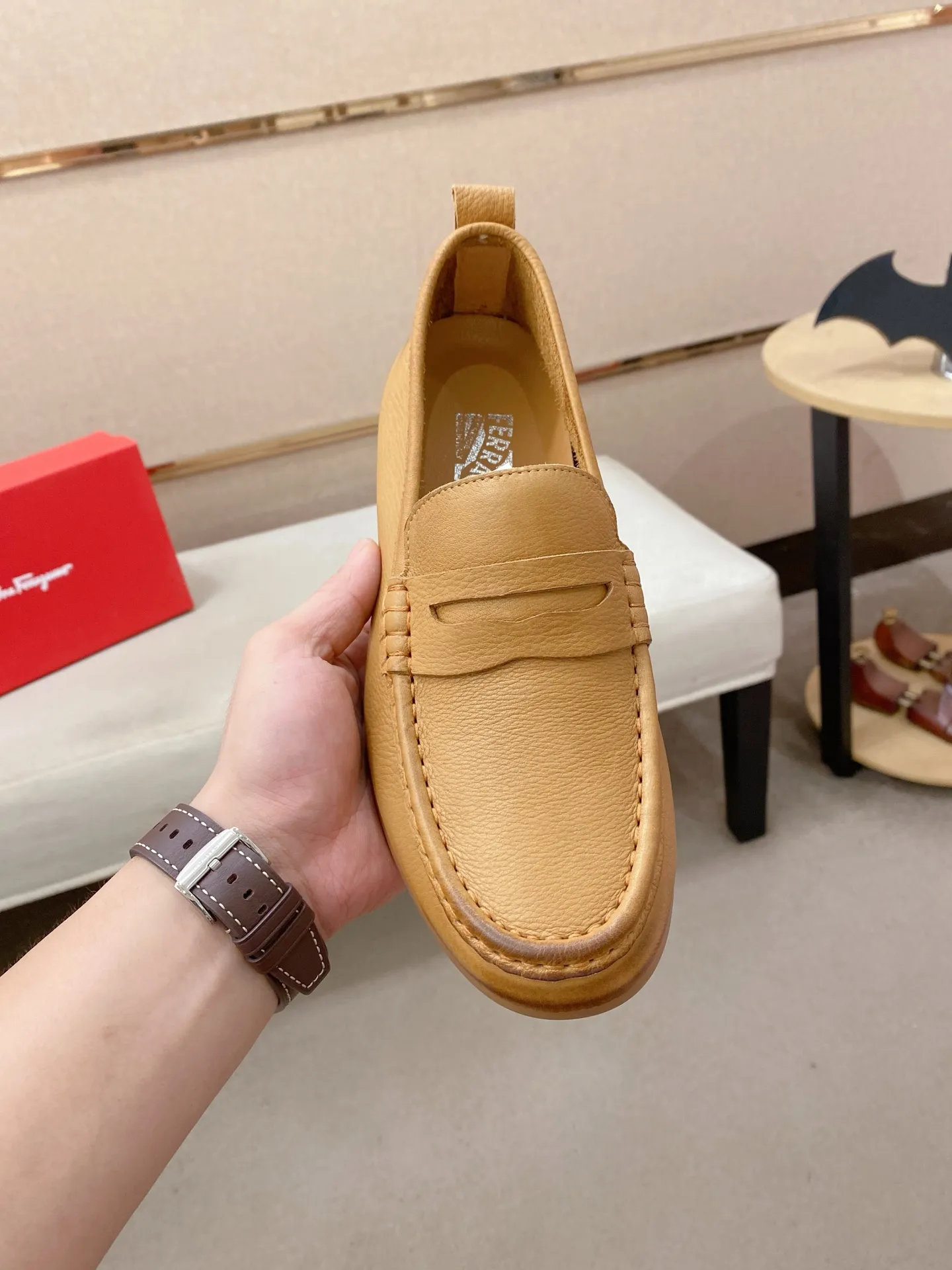 Factory price 500💰 Original Ferragamo men's shoes! The world's top brands...Luxury quality...//Fashion and high-end footwear 👍💪🏻...give you a low-key luxury comfort experience👍. The upper is made of pure Italian imported original cowhide and sweat-absorbent sheepskin lining. It is comfortable and breathable, high-end and classy... luxurious and noble!! .. OEM factory shipment [Hug] stall.. Original board. Welcome to taste..38--44.